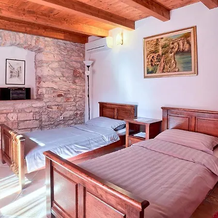 Anamaria Villa Sisan